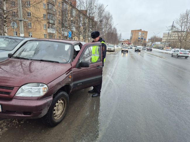 Ухтинские автоинспекторы проверили 53 авто на пр-те Космонавтов