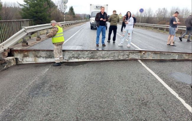 Прекращено движение по мосту через реку Молома в Котельничском районе Кировской области